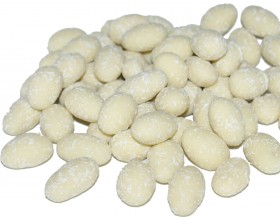 Mandelkerne in weißer Schokolade mit Kokosflocken