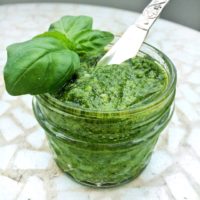 Pesto mit Macadamia Nüssen.